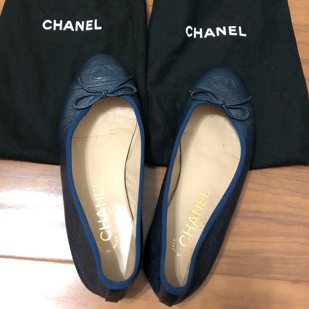 Navy blue CHANEL ballerina flats